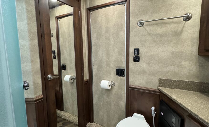 2020 MERHOW 3 HORSE GOOSENECK WITH 12′ LIVING QUARTERS!! $65,000