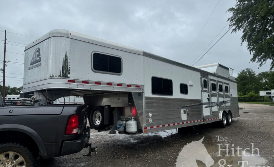2024 ELITE 4 HORSE W/ 12’8″ OUTBACK LIVING QUARTERS, TONS OF UPGRADES, & TONS OF STORAGE!! $131,900