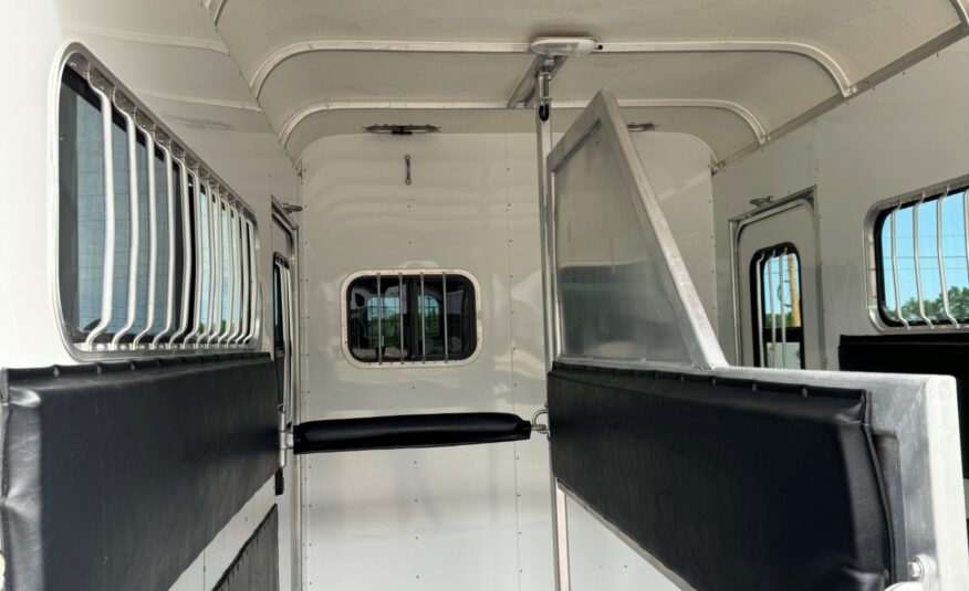 LIKE NEW 2022 GORE 2 HORSE WITH DRESSING ROOM!! $19,950