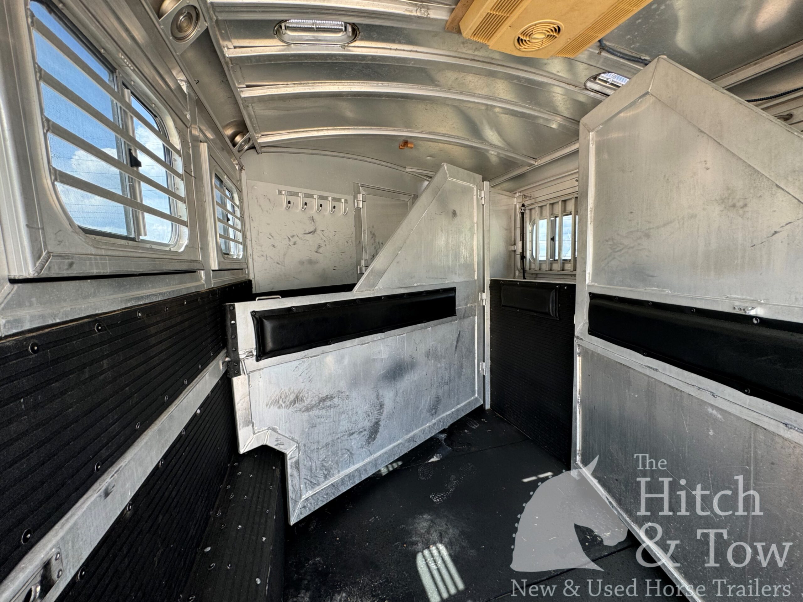 2003 C&C 3 HORSE GOOSENECK WITH 12′ LIVING QUARTERS $29,900