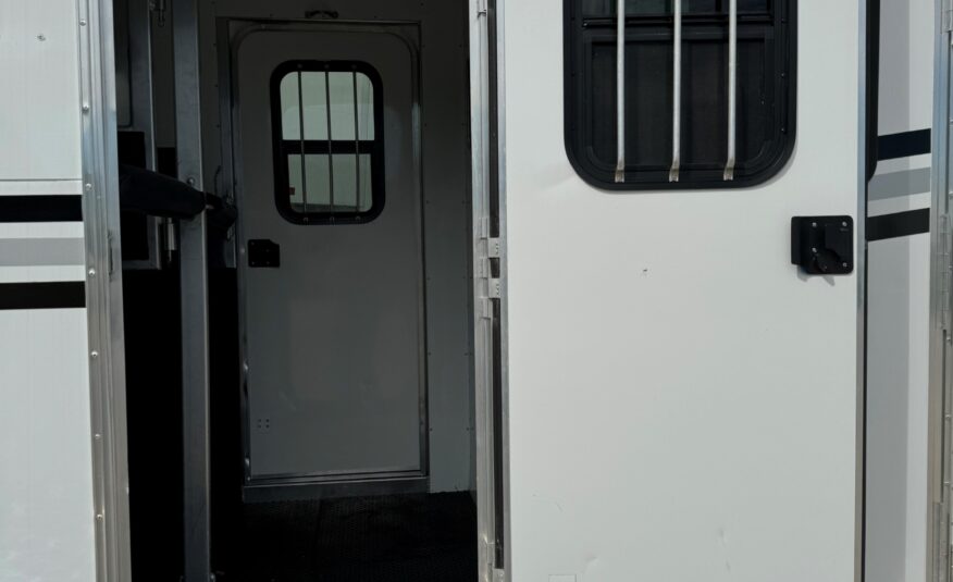 LIKE NEW 2022 GORE 2 HORSE WITH DRESSING ROOM!! $19,950