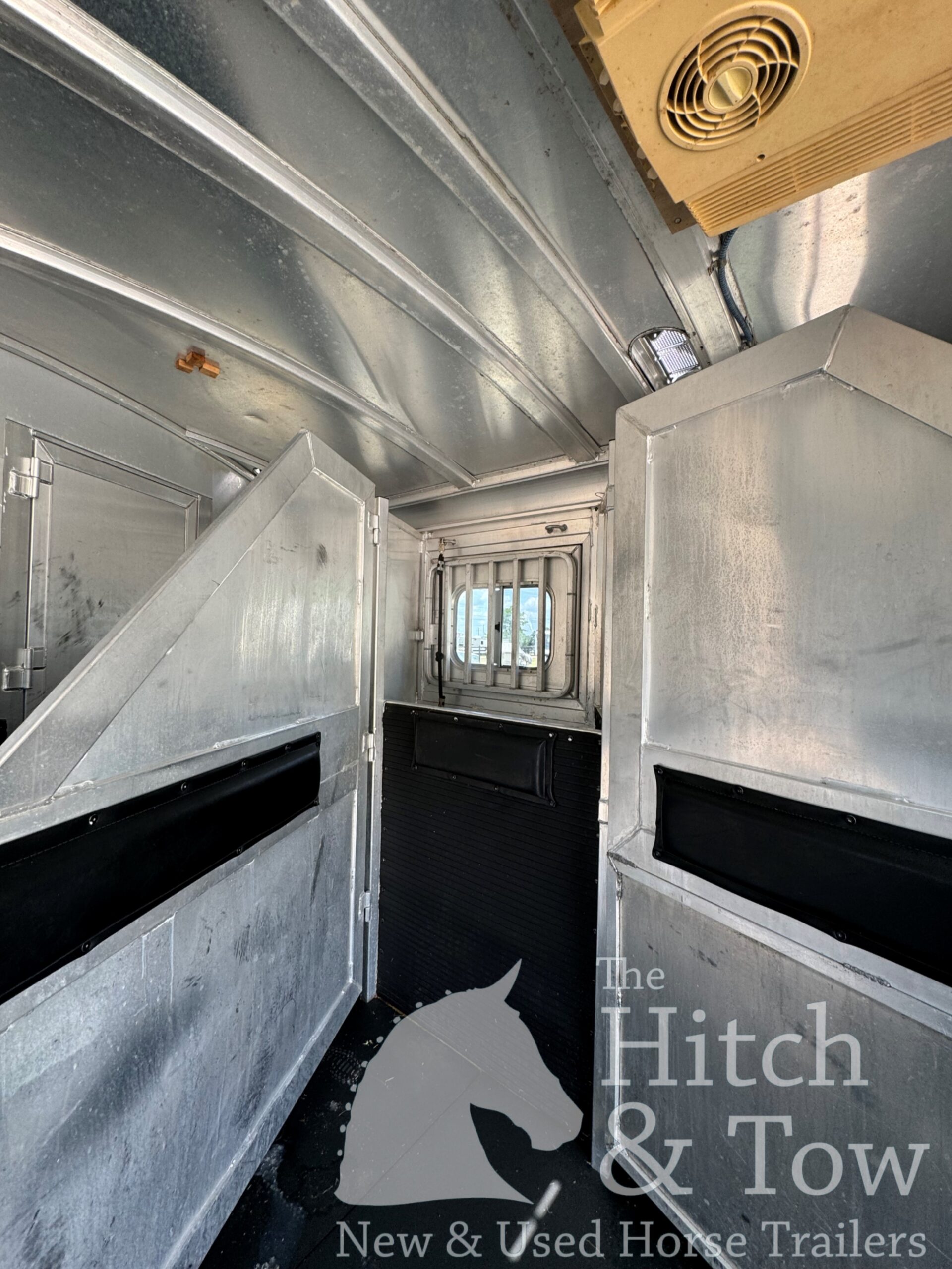2003 C&C 3 HORSE GOOSENECK WITH 12′ LIVING QUARTERS $29,900