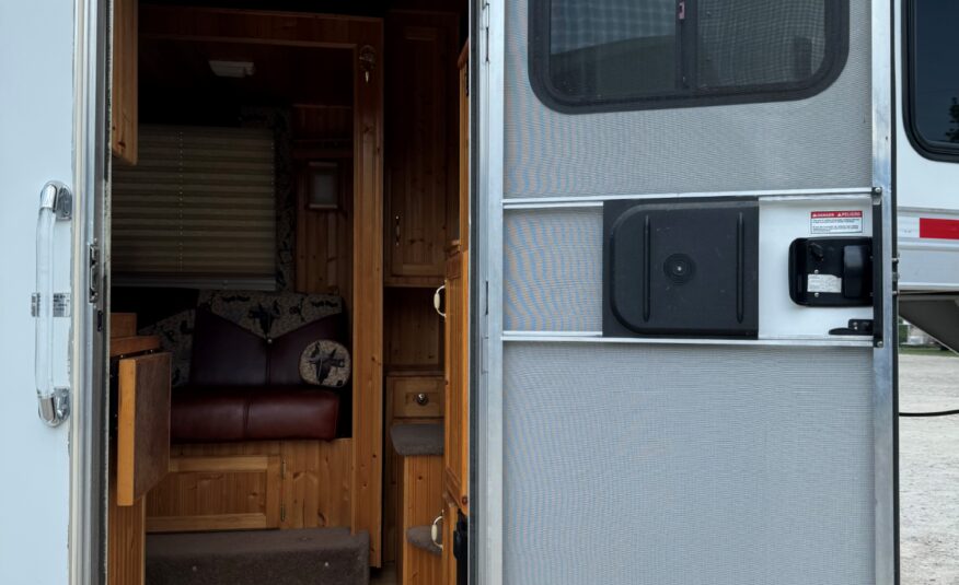 2005 KIEFERBUILT 3 HORSE w/ 12′ LIVING QUARTERS $32,900