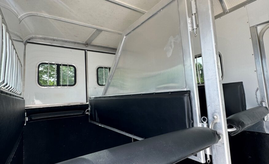 LIKE NEW 2022 GORE 2 HORSE WITH DRESSING ROOM!! $19,950