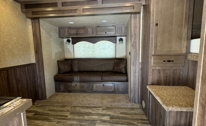 2021 LAKOTA CHARGER EDITION 3 HORSE GOOSENECK WITH 11′ LQ& SLIDE OUT! $69,900