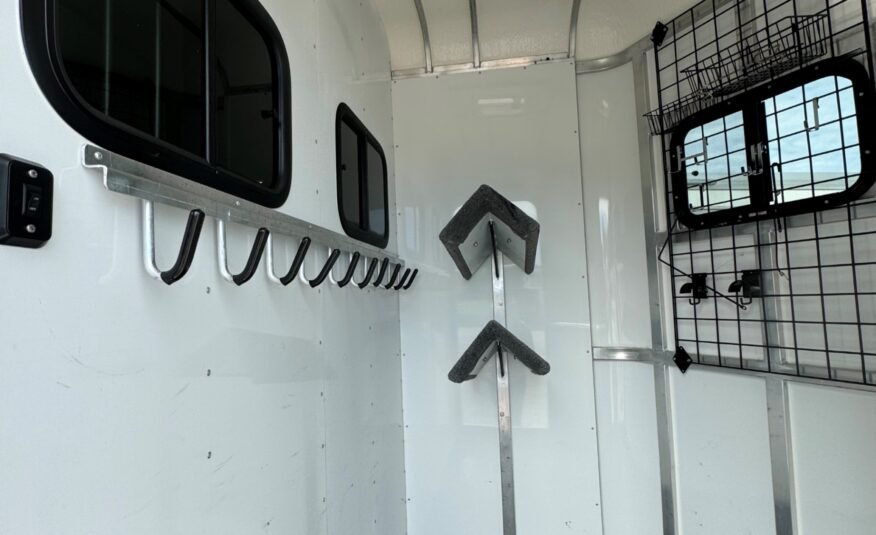 LIKE NEW 2022 GORE 2 HORSE WITH DRESSING ROOM!! $19,950