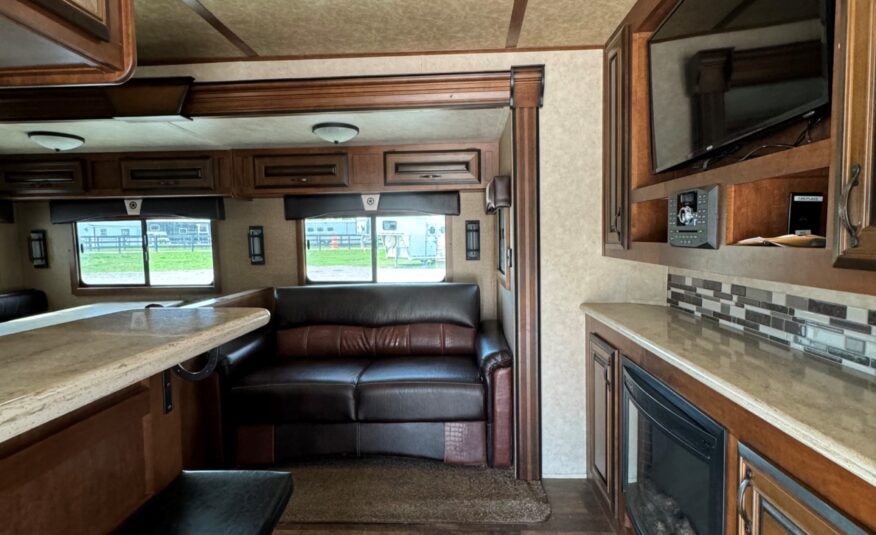 2018 BISON PREMIERE 3 HORSE W/ 19′ LIVING QUARTERS, SLIDE OUT & MORE!! $58,500