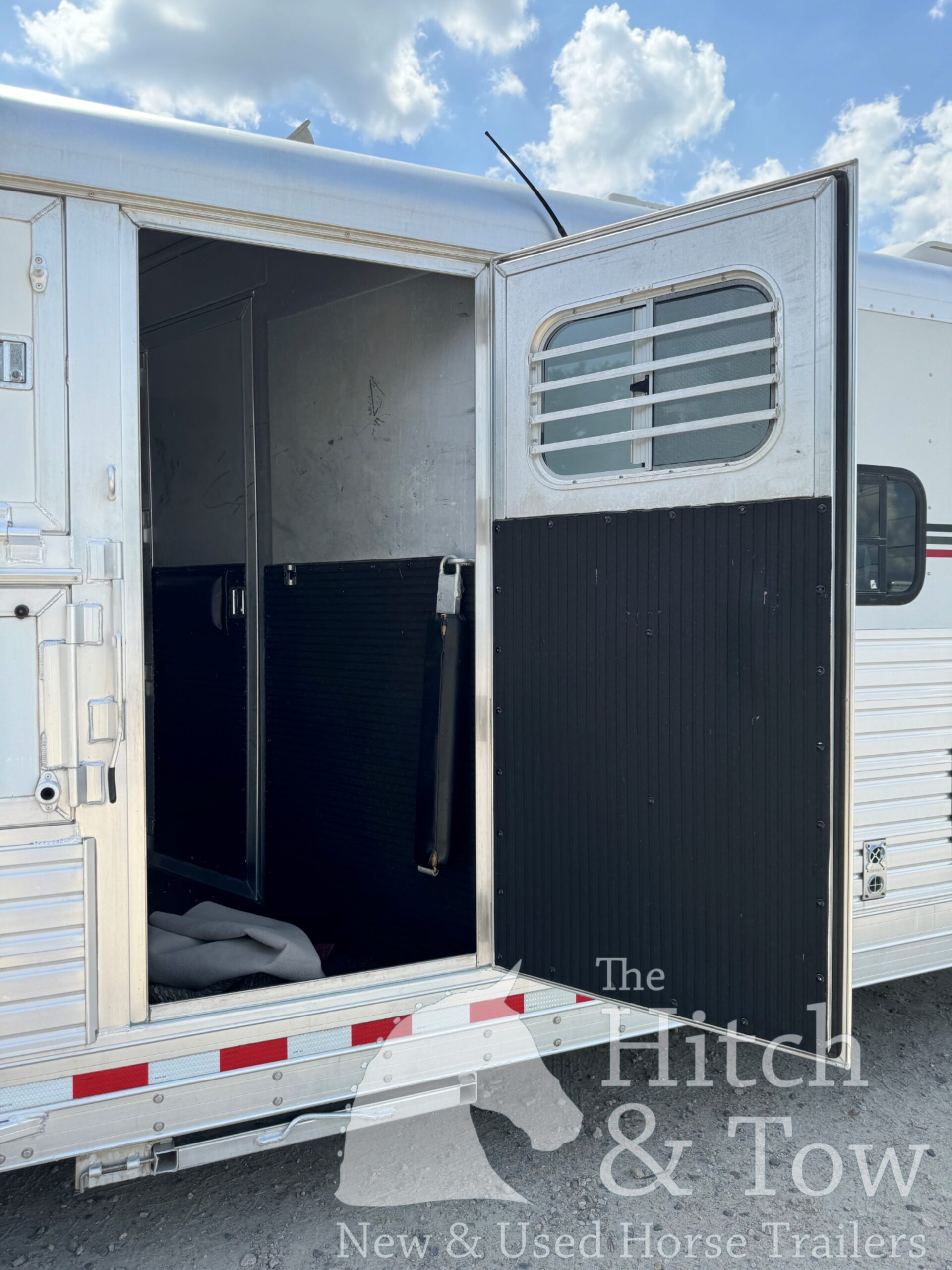 2003 C&C 3 HORSE GOOSENECK WITH 12′ LIVING QUARTERS $29,900
