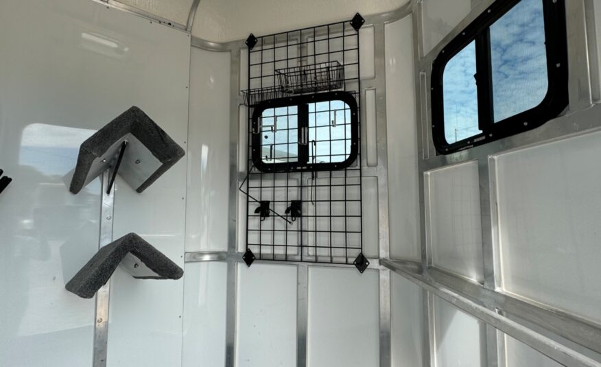 LIKE NEW 2022 GORE 2 HORSE WITH DRESSING ROOM!! $19,950