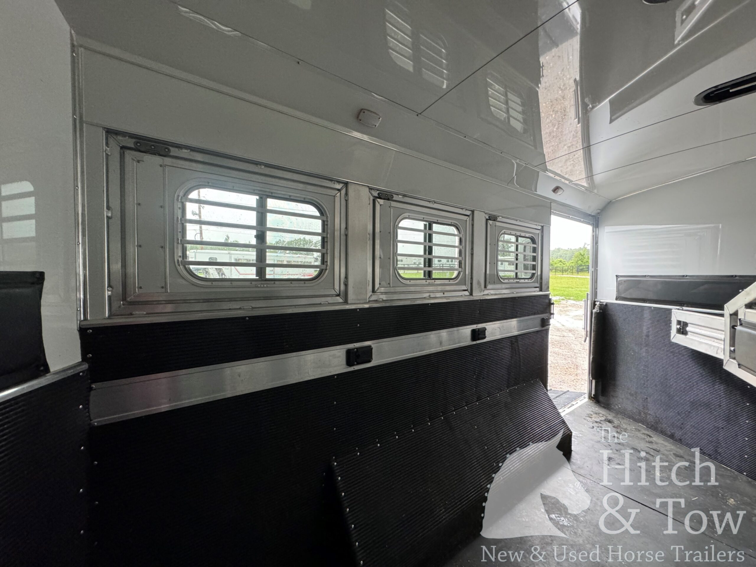 2024 ELITE 4 HORSE W/ 12’8″ OUTBACK LIVING QUARTERS, TONS OF UPGRADES, & TONS OF STORAGE!! $131,900