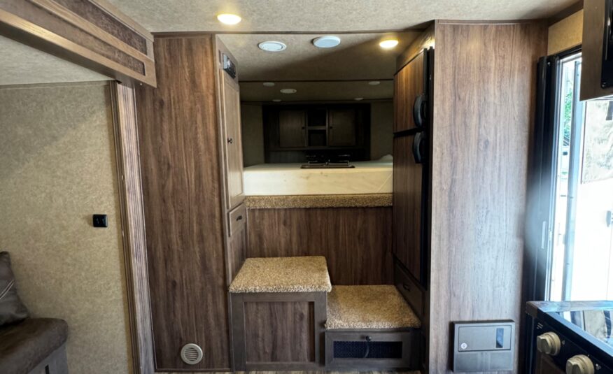2021 LAKOTA CHARGER EDITION 3 HORSE GOOSENECK WITH 11′ LQ& SLIDE OUT! $69,900