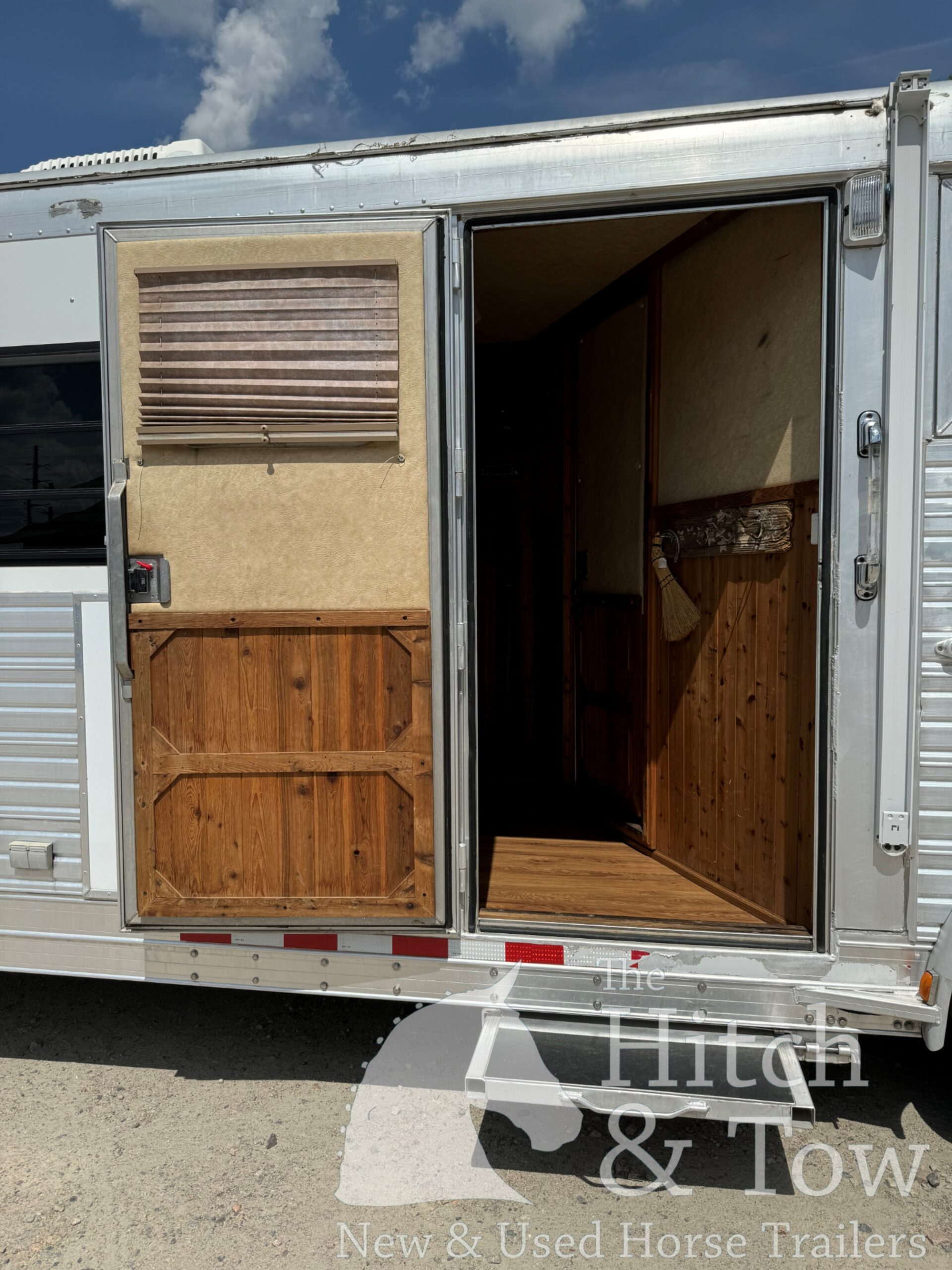 2003 C&C 3 HORSE GOOSENECK WITH 12′ LIVING QUARTERS $29,900