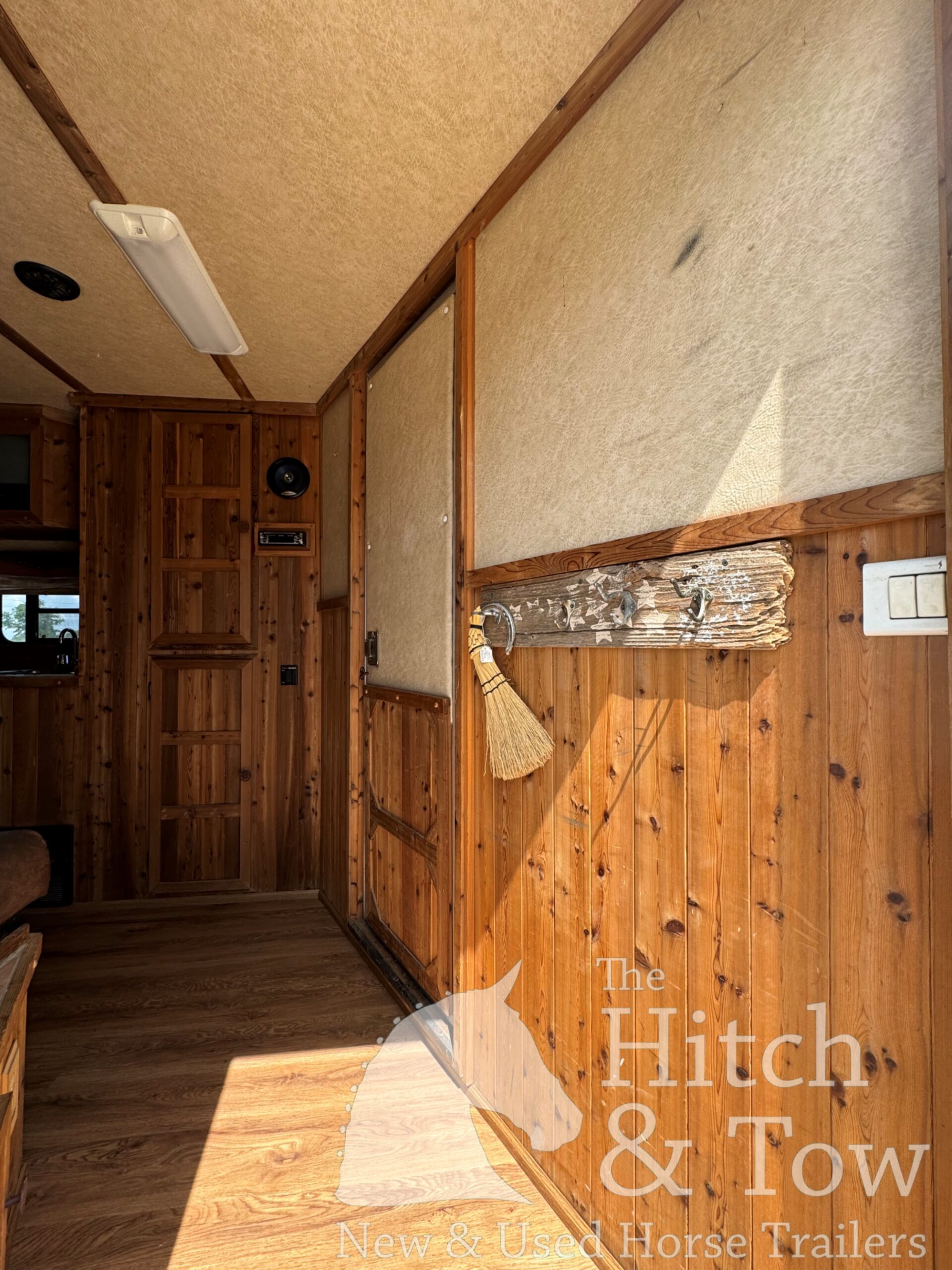 2003 C&C 3 HORSE GOOSENECK WITH 12′ LIVING QUARTERS $29,900