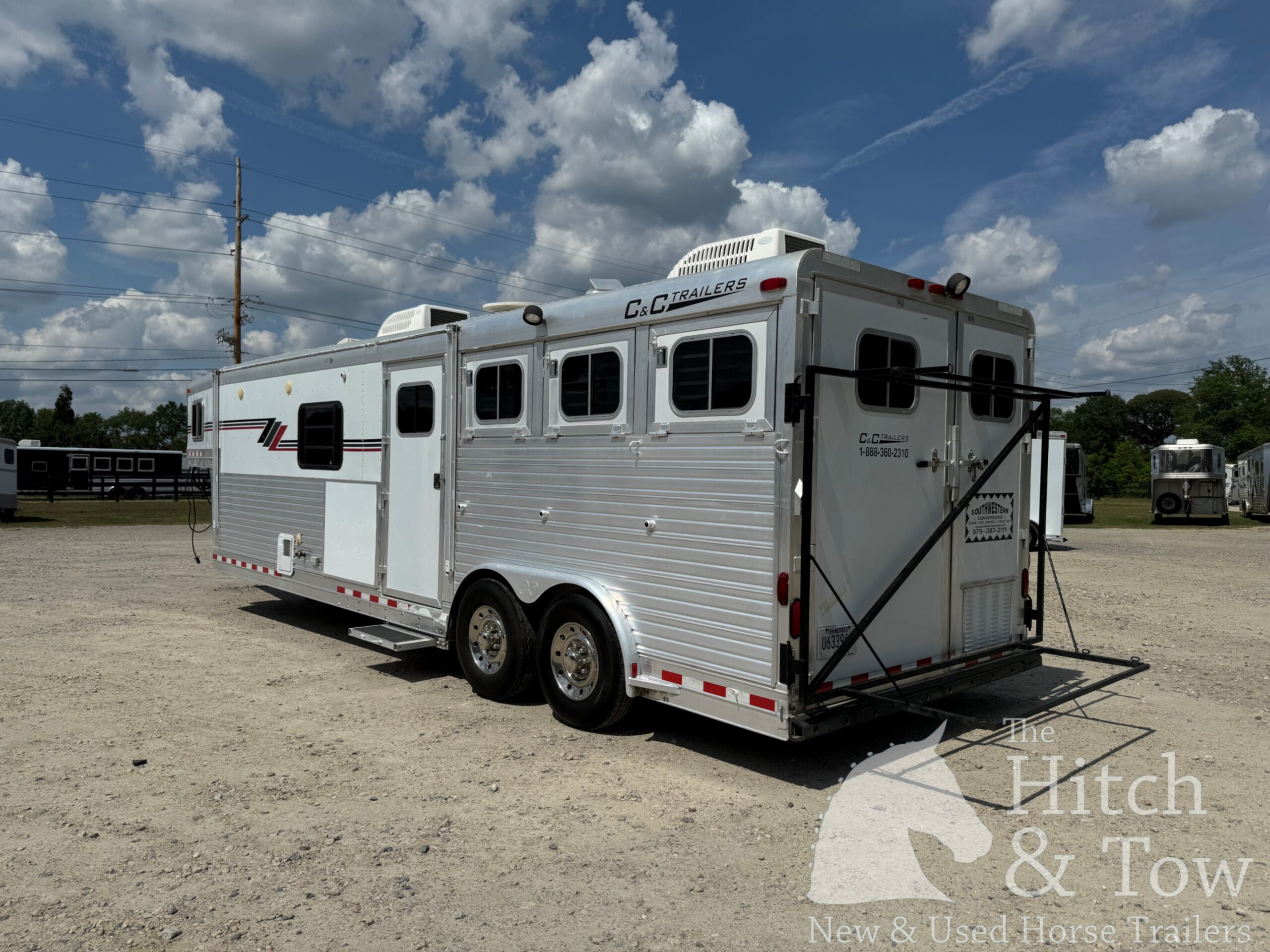 2003 C&C 3 HORSE GOOSENECK WITH 12′ LIVING QUARTERS $29,900