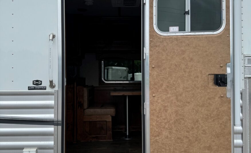 2024 ELITE 4 HORSE W/ 12’8″ OUTBACK LIVING QUARTERS, TONS OF UPGRADES, & TONS OF STORAGE!! $131,900