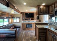 2018 BISON PREMIERE 3 HORSE W/ 19′ LIVING QUARTERS, SLIDE OUT & MORE!! $58,500