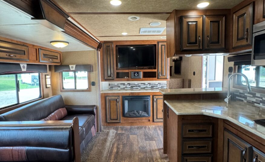2018 BISON PREMIERE 3 HORSE W/ 19′ LIVING QUARTERS, SLIDE OUT & MORE!! $58,500