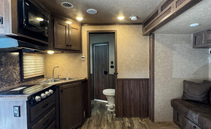 2021 LAKOTA CHARGER EDITION 3 HORSE GOOSENECK WITH 11′ LQ& SLIDE OUT! $69,900