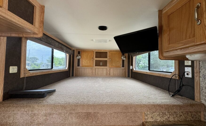 2008 SHADOW 3 HORSE SLANT LOAD LIVING QUARTERS TRAILER W/ UPGRADES! $23,500