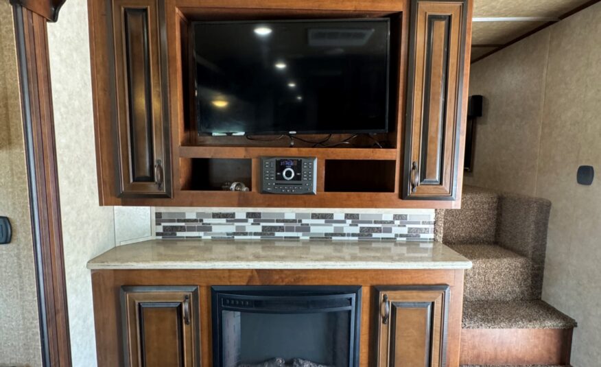 2018 BISON PREMIERE 3 HORSE W/ 19′ LIVING QUARTERS, SLIDE OUT & MORE!! $58,500