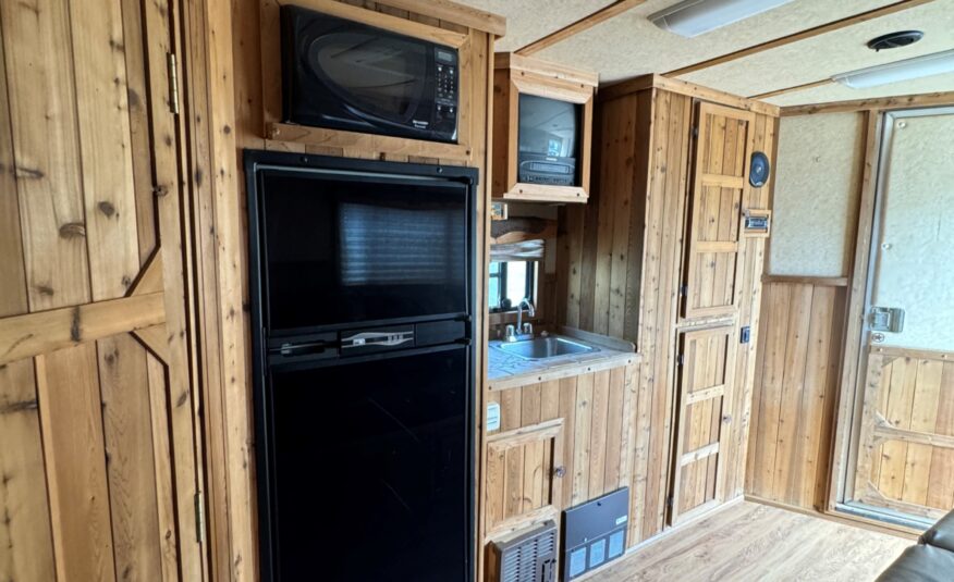 2003 C&C 3 HORSE GOOSENECK WITH 12′ LIVING QUARTERS $32,500