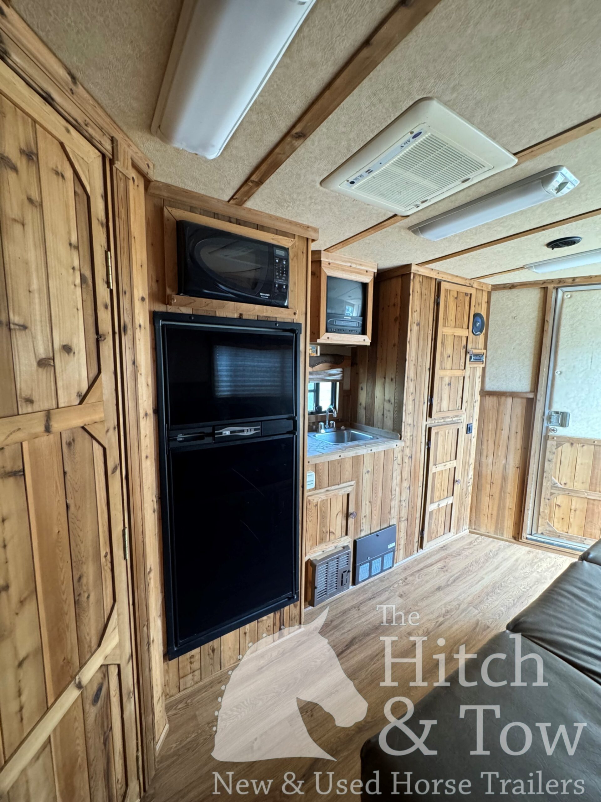 2003 C&C 3 HORSE GOOSENECK WITH 12′ LIVING QUARTERS $29,900