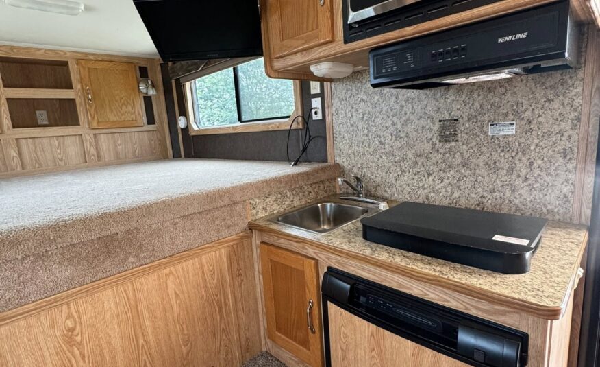 2008 SHADOW 3 HORSE SLANT LOAD LIVING QUARTERS TRAILER W/ UPGRADES! $23,500