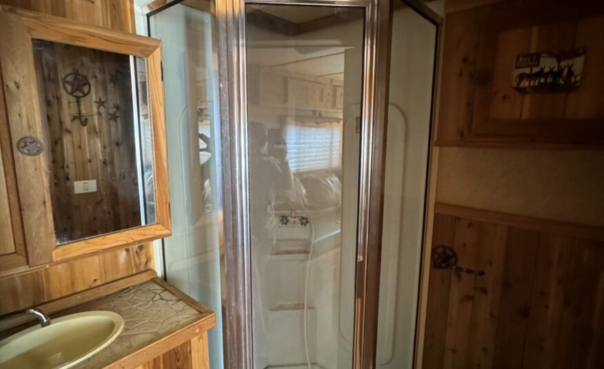 2003 C&C 3 HORSE GOOSENECK WITH 12′ LIVING QUARTERS $32,500