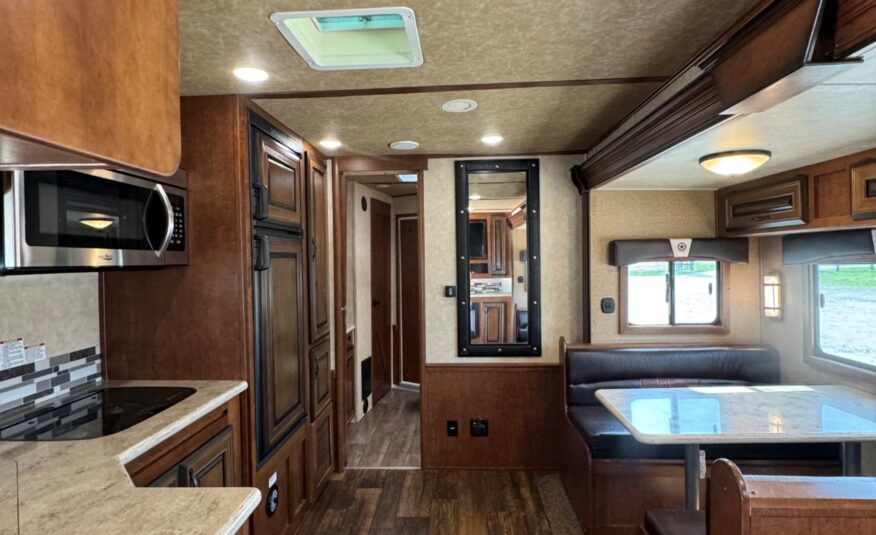 2018 BISON PREMIERE 3 HORSE W/ 19′ LIVING QUARTERS, SLIDE OUT & MORE!! $58,500