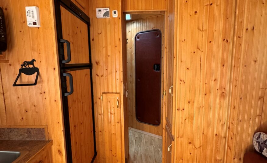 2005 KIEFERBUILT 3 HORSE w/ 12′ LIVING QUARTERS $32,900