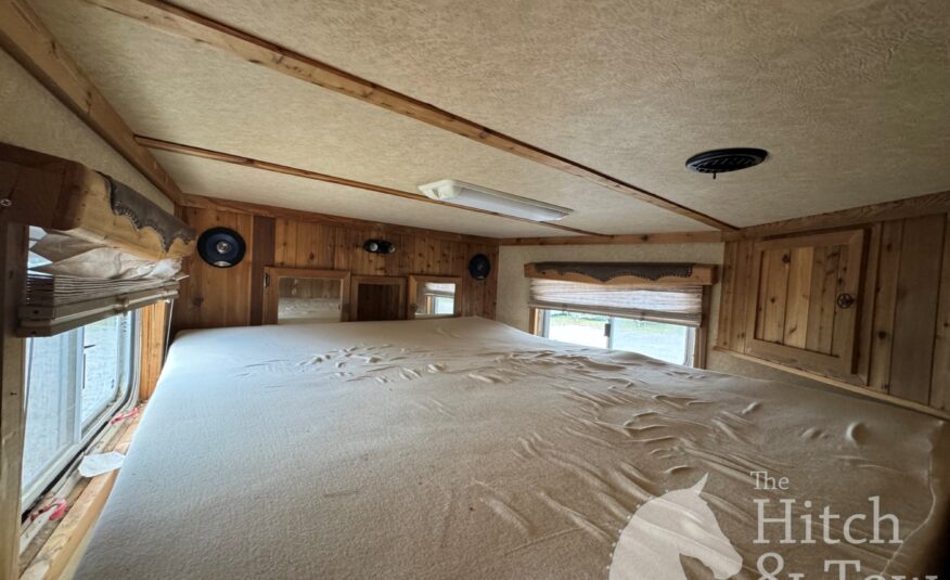 2003 C&C 3 HORSE GOOSENECK WITH 12′ LIVING QUARTERS $32,500