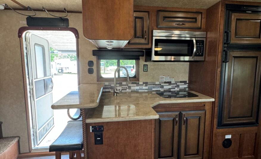 2018 BISON PREMIERE 3 HORSE W/ 19′ LIVING QUARTERS, SLIDE OUT & MORE!! $58,500
