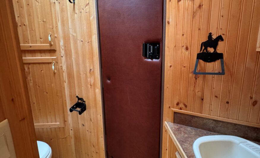 2005 KIEFERBUILT 3 HORSE w/ 12′ LIVING QUARTERS $32,900