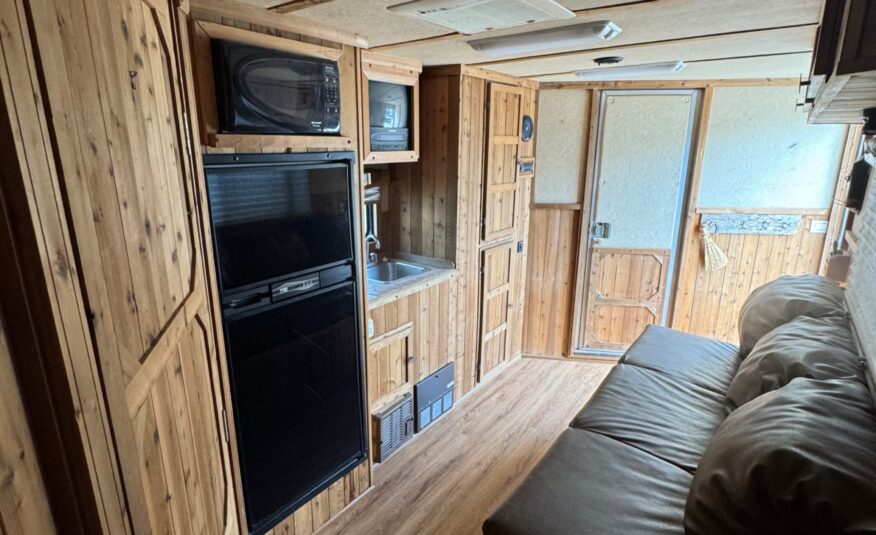 2003 C&C 3 HORSE GOOSENECK WITH 12′ LIVING QUARTERS $32,500