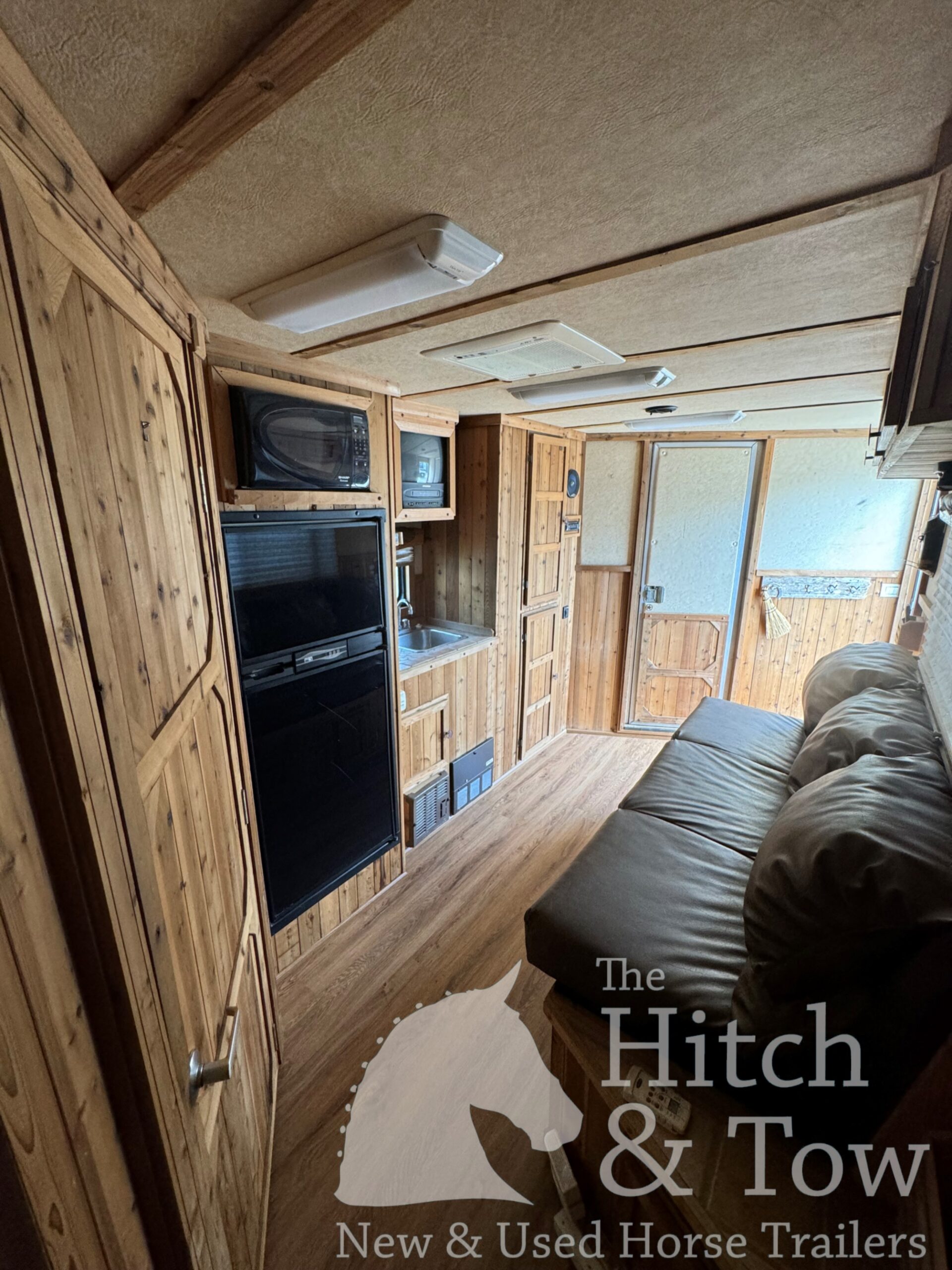 2003 C&C 3 HORSE GOOSENECK WITH 12′ LIVING QUARTERS $29,900