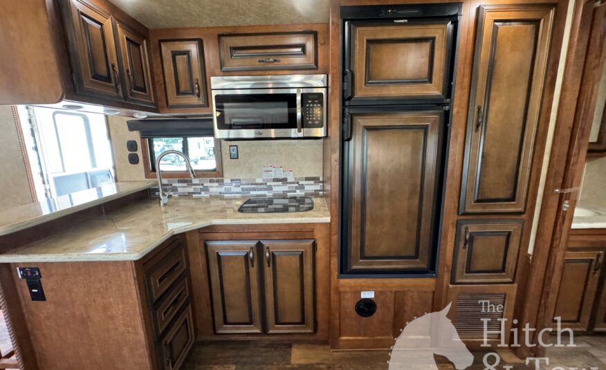 2018 BISON PREMIERE 3 HORSE W/ 19′ LIVING QUARTERS, SLIDE OUT & MORE!! $58,500
