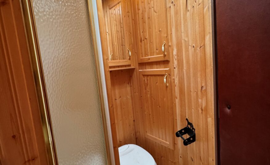 2005 KIEFERBUILT 3 HORSE w/ 12′ LIVING QUARTERS $32,900
