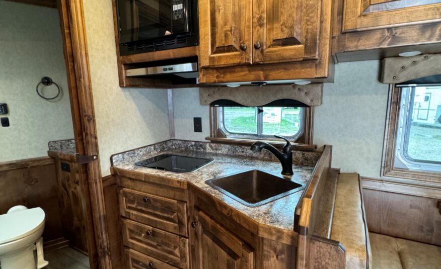 2024 ELITE 4 HORSE W/ 12’8″ OUTBACK LIVING QUARTERS, TONS OF UPGRADES, & TONS OF STORAGE!! $131,900