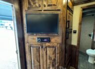 2024 ELITE 4 HORSE W/ 12’8″ OUTBACK LIVING QUARTERS, TONS OF UPGRADES, & TONS OF STORAGE!! $131,900