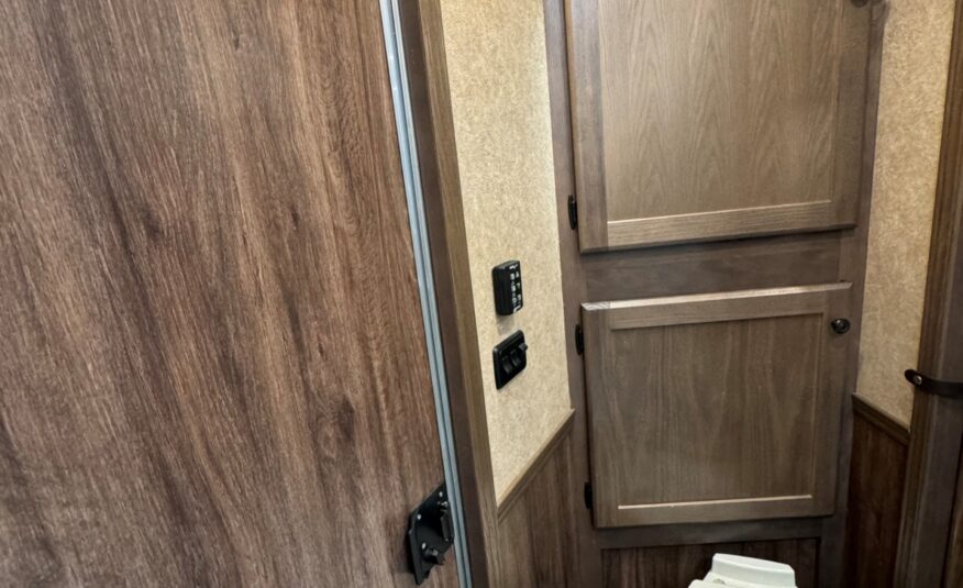 2021 LAKOTA CHARGER EDITION 3 HORSE GOOSENECK WITH 11′ LQ& SLIDE OUT! $69,900
