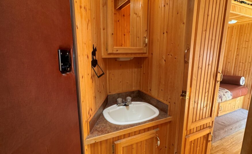 2005 KIEFERBUILT 3 HORSE w/ 12′ LIVING QUARTERS $32,900