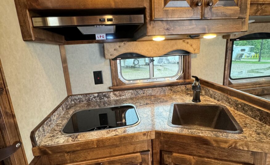 2024 ELITE 4 HORSE W/ 12’8″ OUTBACK LIVING QUARTERS, TONS OF UPGRADES, & TONS OF STORAGE!! $131,900