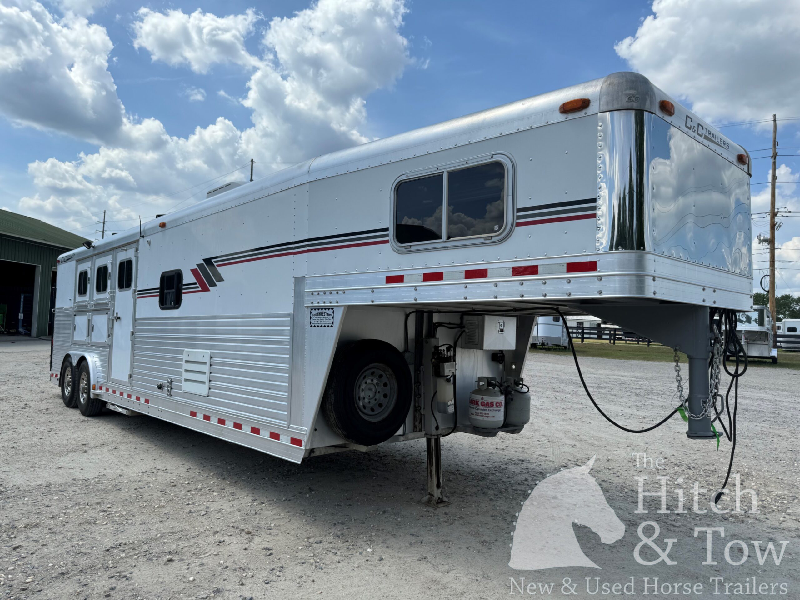 2003 C&C 3 HORSE GOOSENECK WITH 12′ LIVING QUARTERS $29,900
