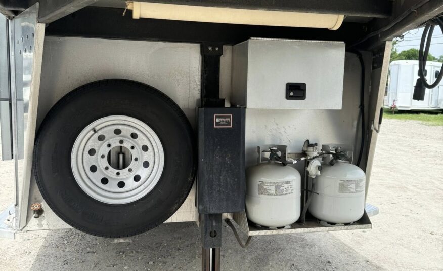2008 SHADOW 3 HORSE SLANT LOAD LIVING QUARTERS TRAILER W/ UPGRADES! $23,500