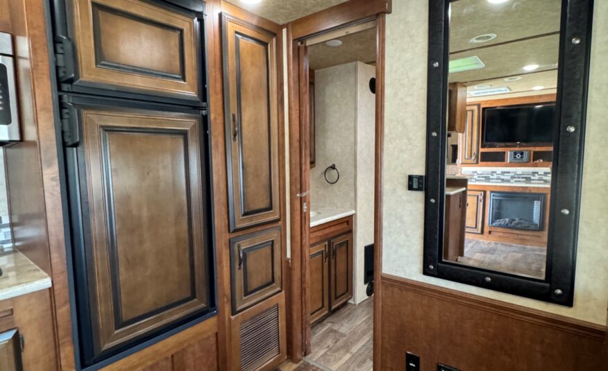 2018 BISON PREMIERE 3 HORSE W/ 19′ LIVING QUARTERS, SLIDE OUT & MORE!! $58,500