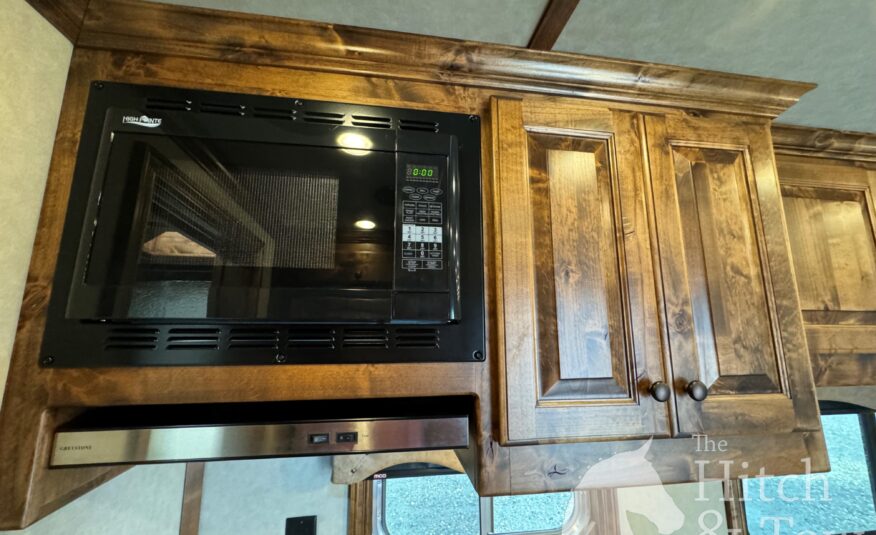 2024 ELITE 4 HORSE W/ 12’8″ OUTBACK LIVING QUARTERS, TONS OF UPGRADES, & TONS OF STORAGE!! $131,900