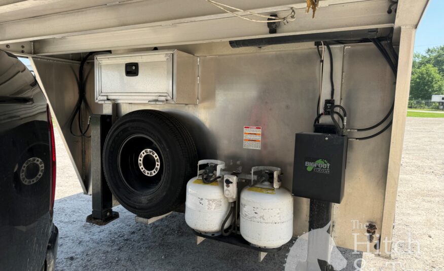 2021 LAKOTA CHARGER EDITION 3 HORSE GOOSENECK WITH 11′ LQ& SLIDE OUT! $69,900