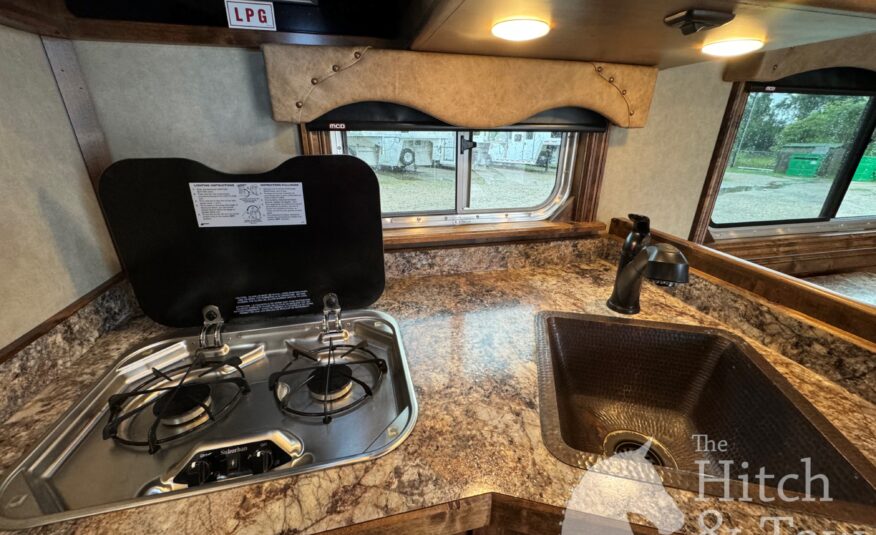 2024 ELITE 4 HORSE W/ 12’8″ OUTBACK LIVING QUARTERS, TONS OF UPGRADES, & TONS OF STORAGE!! $131,900