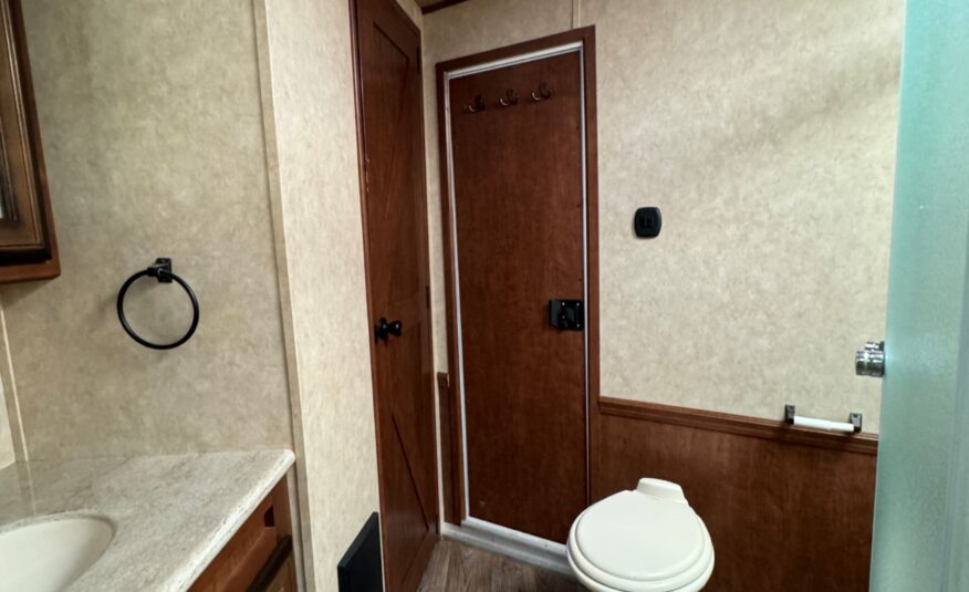 2018 BISON PREMIERE 3 HORSE W/ 19′ LIVING QUARTERS, SLIDE OUT & MORE!! $58,500