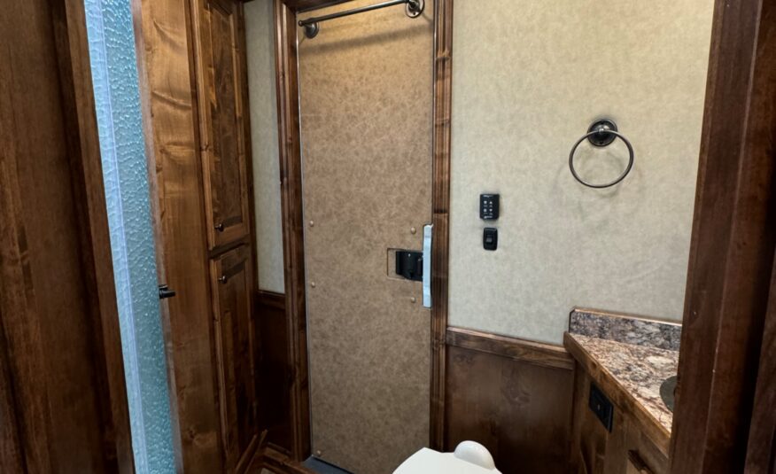 2024 ELITE 4 HORSE W/ 12’8″ OUTBACK LIVING QUARTERS, TONS OF UPGRADES, & TONS OF STORAGE!! $131,900